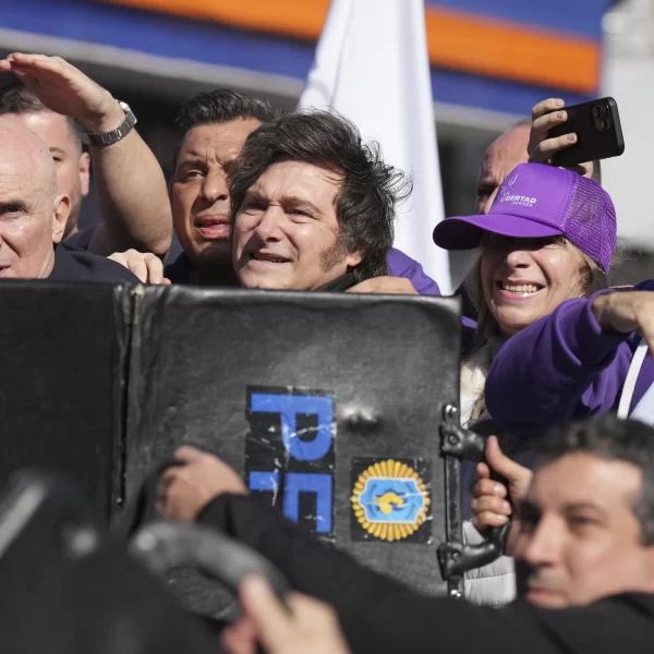 Javier Milei atacado durante campaña en Buenos Aires