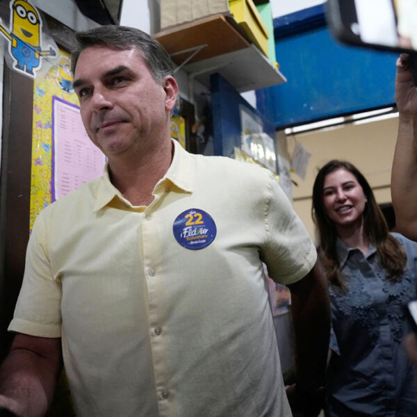 Flávio Bolsonaro: La Huida a Estados Unidos y las Acusaciones en Brasil